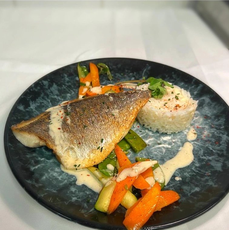 image de notre plat de poisson : filet de dorade, découvrir nos magnifiques plats au Suquet.